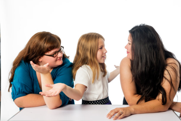 三个不同的女性谈论孤立的白色图片下载