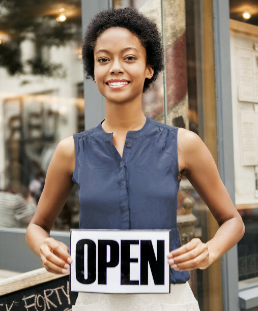 餐馆外面的女人正在营业图片下载