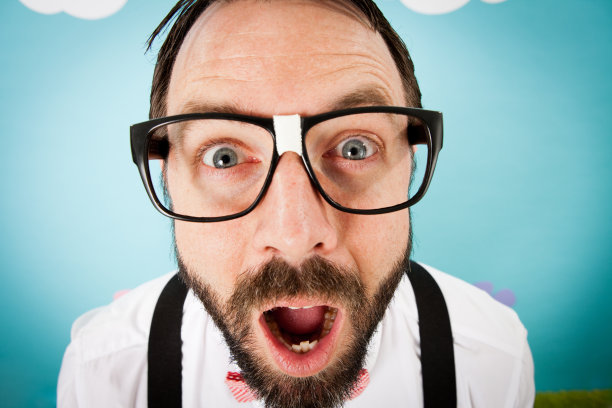 《异想天开的户外世界》中的震惊/惊讶的书呆子图片下载