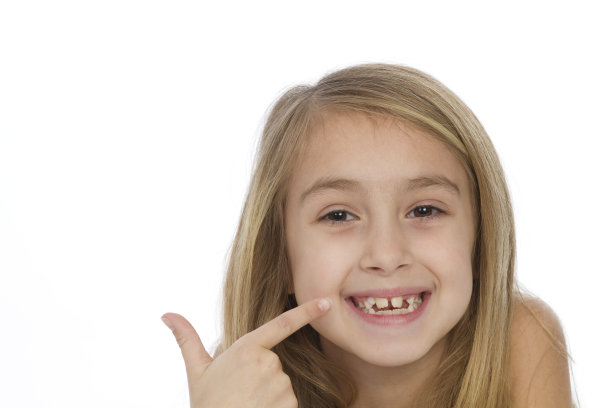 小女孩指着她的微笑图片下载
