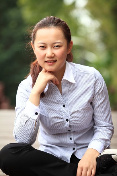 快乐的年轻亚洲女人享受自然图片下载