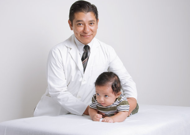 儿科医生检查婴儿图片下载