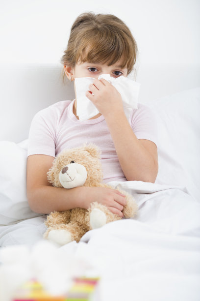 孩子吹鼻子。图片下载