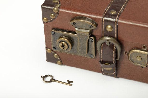 古董手提箱和钥匙上的锁的细节图片下载