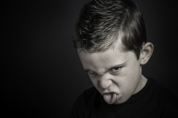 孩子做着愤怒的鬼脸图片下载