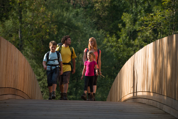 幸福的家庭徒步旅行。图片下载