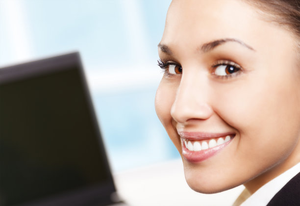 年轻的女商人使用笔记本电脑图片下载