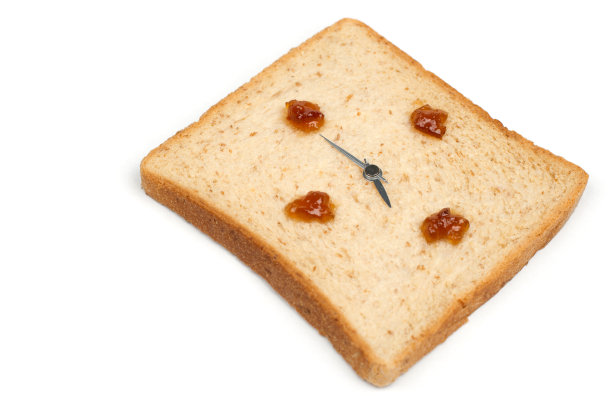 这是早餐时间!面包钟显示在7点钟。图片下载