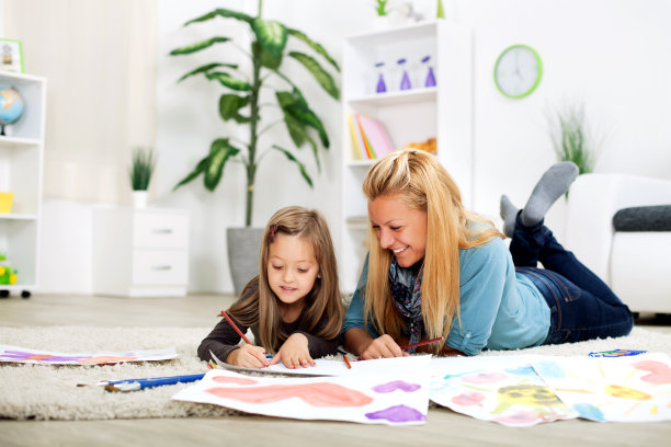 母亲和女儿在地板上画画图片下载