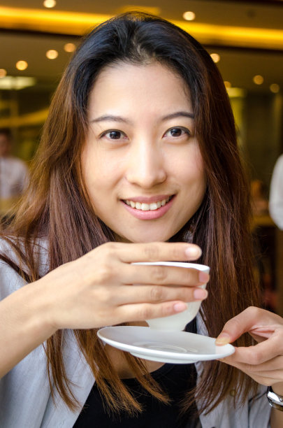 美丽的亚洲女孩喝茶图片下载