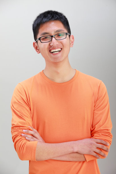 一个年轻的亚洲人在摄影棚拍摄图片下载