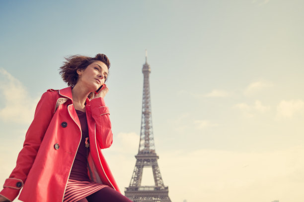 埃菲尔铁塔上的巴黎美女。图片下载