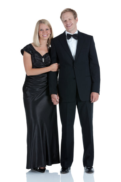 一对幸福的夫妇站立的肖像图片下载