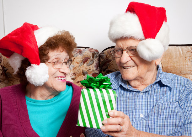 老年夫妇庆祝圣诞节图片下载