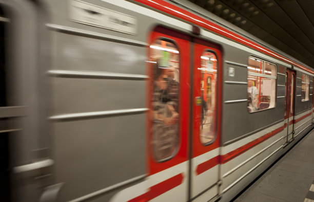 运行中的地铁列车图片下载