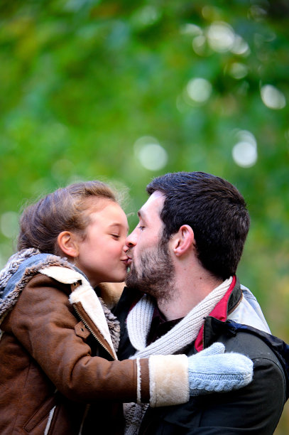 快乐的女儿和父亲图片下载