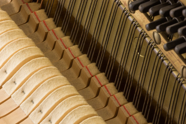 旧钢琴锤和琴弦图片下载