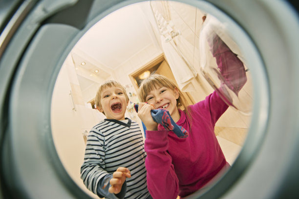 哥哥和妹妹在装洗衣机图片下载