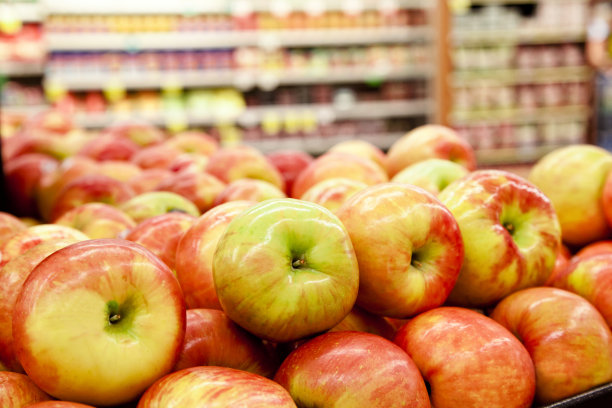 食物:杂货店或市场里的新鲜苹果。素材图片