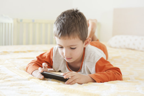 有手机的小男孩图片下载