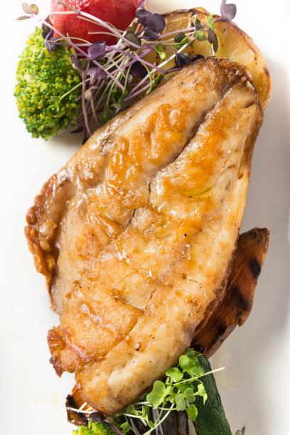 红鲷鱼配蔬菜图片下载