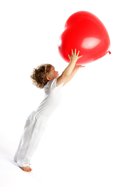 可爱的小男孩和心形气球图片下载