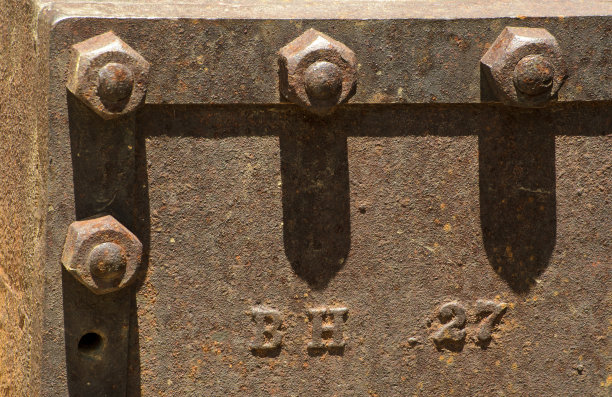 生锈的采矿设备图片下载