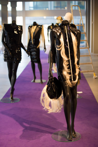 娃娃在走猫步图片下载