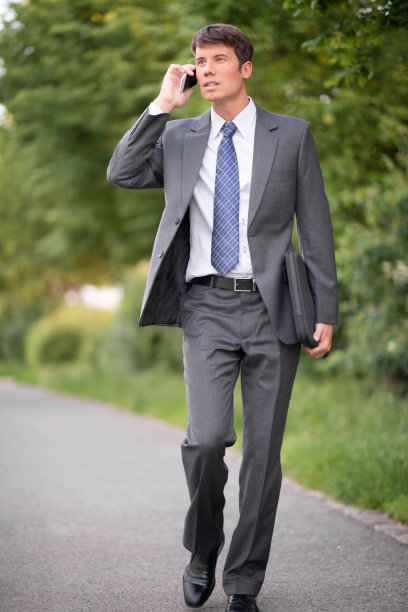 英俊的商人在用手机聊天图片下载