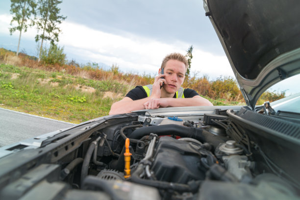 男人对汽车有问题图片下载