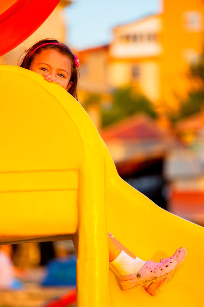 可爱的小女孩滑梯图片下载
