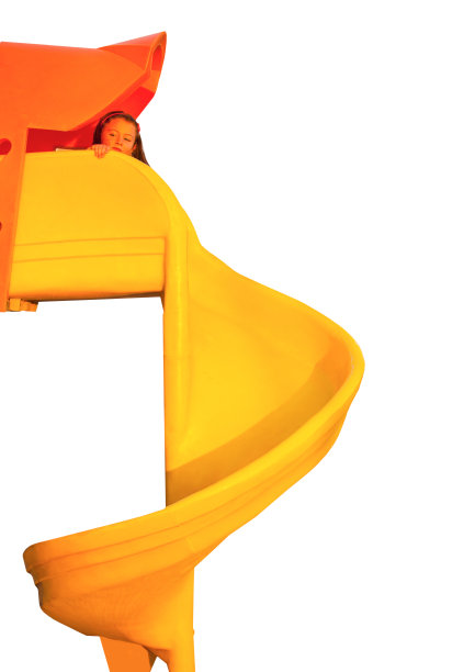 可爱的小女孩在白色滑梯上图片下载