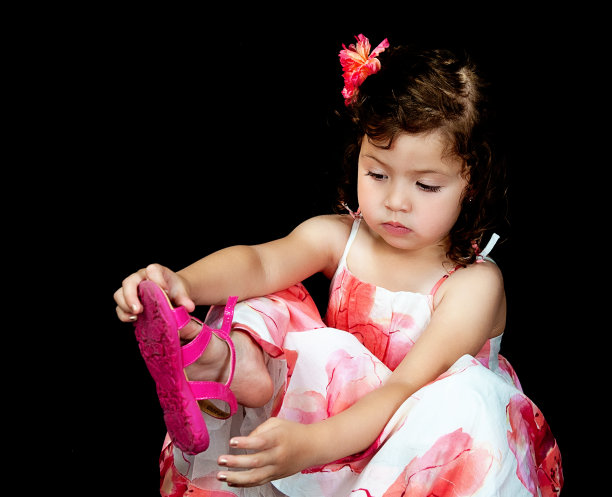 穿凉鞋的小女孩图片下载