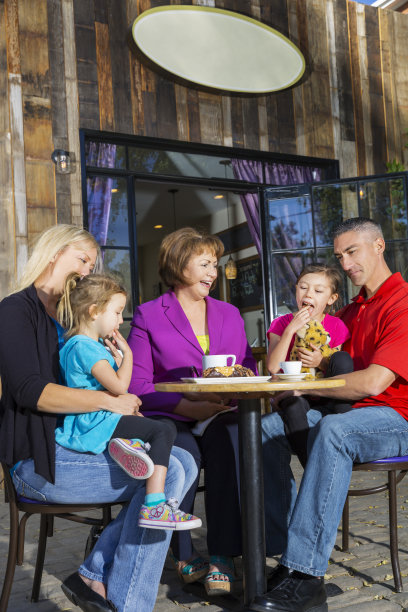 幸福的家庭在户外喝咖啡吃甜点图片下载