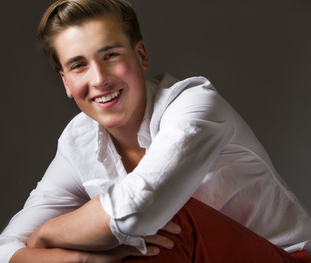 微笑的年轻人图片下载