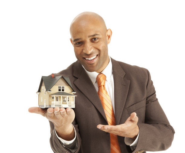 一个成年人拿着一个微型房子来展示非裔美国人图片下载