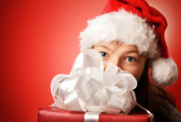 女孩拿着圣诞礼物。图片下载