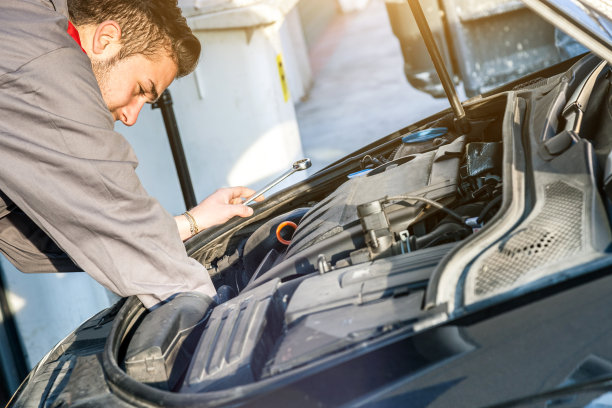 汽车修理工正在修理汽车引擎图片下载