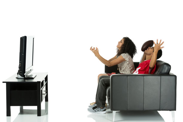 美国球迷看电视和享受图片下载