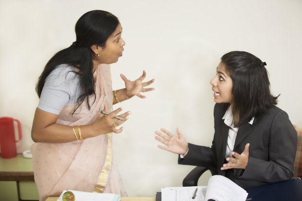 两个印度女商人又吵又叫图片下载