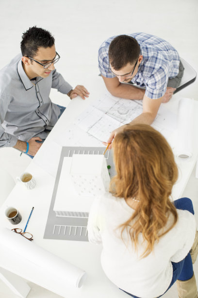 建筑师在办公室讨论项目图片下载