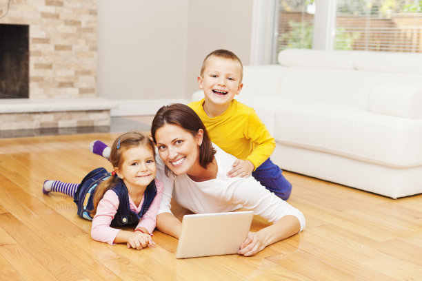 母亲和孩子使用数字平板电脑图片下载