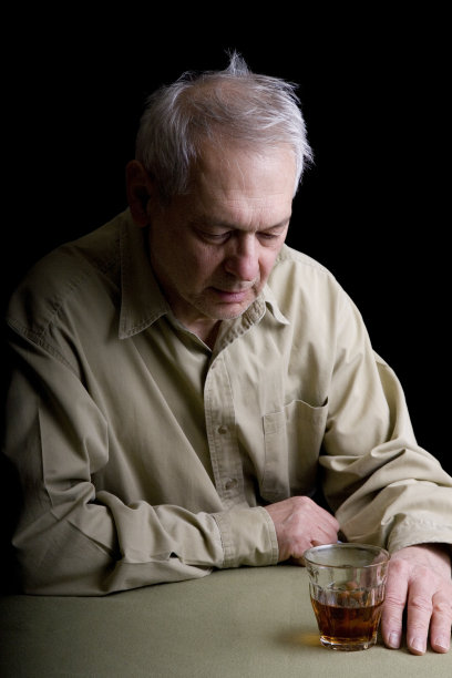 酗酒者独自和抑郁盘算着喝酒图片下载