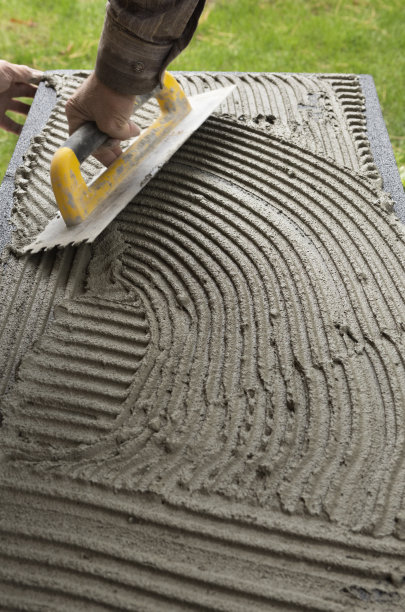 在EPS上涂抹石膏图片下载