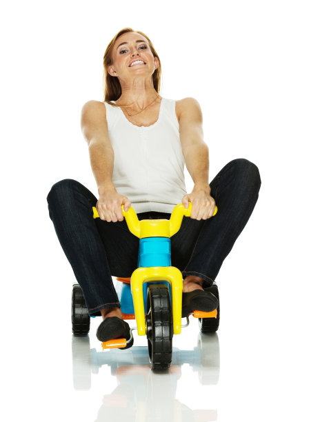 骑着三轮车的女人图片下载