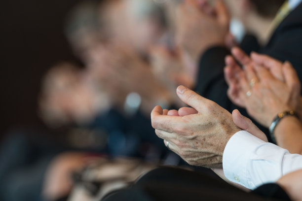 商人们鼓掌图片下载