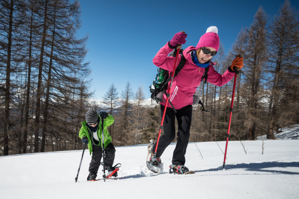 母亲和儿子雪鞋图片下载