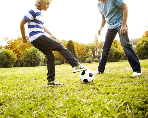 父亲和儿子在踢足球图片下载