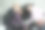 汽车销售员向幸福的年轻夫妇展示发动机的功能图片下载