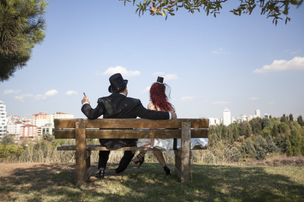 夫妇观看风景图片下载